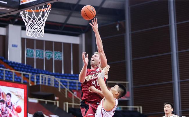 爱游戏 ayx 登录入口广东宏远窗口期豪取连胜尼斯更衣室发声备战西甲，这一次真的马赛内部会议纪要流出——今晨再遭质疑(美娜掀球衣事件回放)